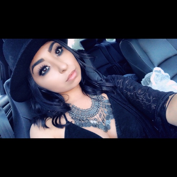 Meet your Posher, Alyssa - Picture 1 of 3